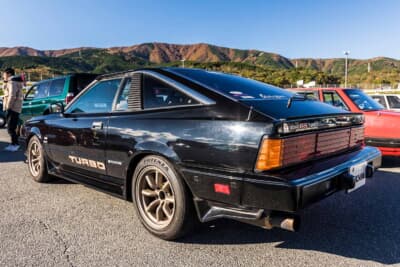 日産 S110 シルビア ハッチバック:チバFRPのリアバンパーとDOHC RS TURBOバッジを装着したリアスタイル