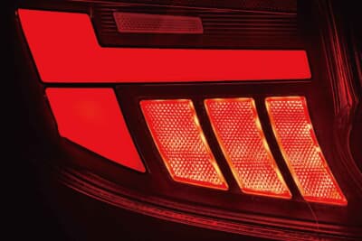 トヨタ カローラスポーツ:3本で配置されたブレーキランプ部分。LEDのツブ感が見えない設計