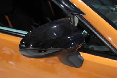 トヨタ GR86:ミラーカバーもSPEC! を装着。上部ボディ側が延長され伸びやかなミラーに進化。広角ミラーレンズも装着している