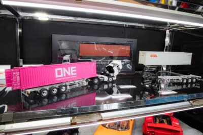 UD クオン ONEコンテナ(1/43スケール):鮮やかなピンクが目を引くダイキャストトレーラー