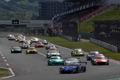  SUPER GT 第2戦 富士：各車が入り乱れるスタート直後。熾烈なポジション争いが幕を開けた