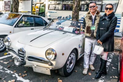 アルファ ロメオ ジュリエッタ スパイダー:オーナーの大倉さんご夫妻と愛車。普段乗りを楽しんでいる