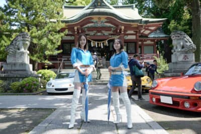 フェスティバルを華やかに盛り上げるレースクイーン。参加者からの撮影に笑顔で応える