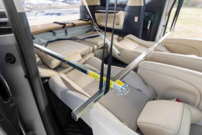 トヨタ アルファード:展開作業中の車内。左右のアシストグリップを利用してフレームをしっかりと安定させる