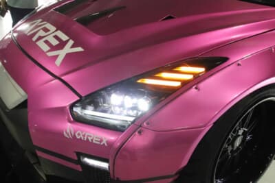 アルファレックス GT-R：ヘッドライトは片側3つのプロジェクターをもつ仕様で光源はLED。上部のオレンジ部分はウインカー。シーケンシャル機能付きとなる