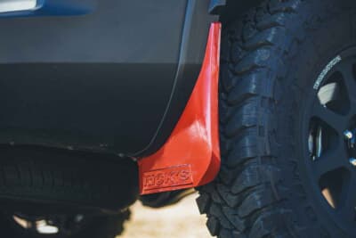 トヨタ ランドクルーザー250：マッドガードは純正色に対応し、上位グレードに適合する