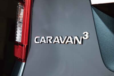フィール 日産 キャラバン:キューブキュービックを彷彿とさせる小さな3のエンブレムだ