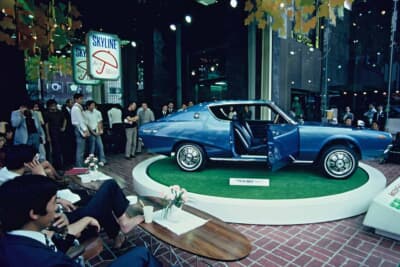 当時のショールーム展示の様子。「ケンとメリーのスカイライン」キャンペーンは社会現象を巻き起こした