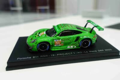スパーク ジャパンの1/64サイズのモデル群。チーム別カラーが揃い踏みする姿は圧巻だ