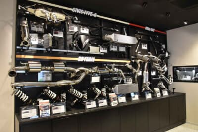 トヨタ GR86やホンダ シビックなどに限定した、専門性の高いパーツがズラリと展示