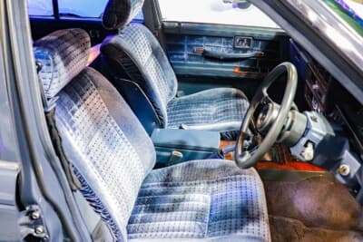 日産 グロリア:最上級SGLの青内装。37年前の車両とは思えないほど美麗な状態を保つ。DENONのヘッドユニットも自慢