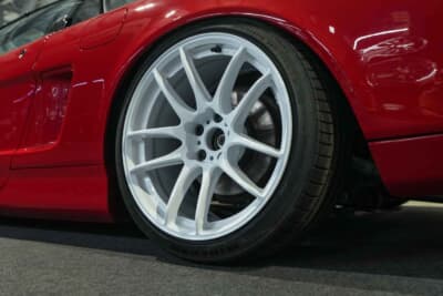 ホンダ NSX：アグレッシブなコンケイブ形状が特徴。スポーク側面の切削加工などスポーツ要素が満載だ