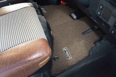 トヨタ タウンエース：内装の雰囲気にマッチするブラウンカラーの専用フロアマット。純正のフックを使ってマットが固定できるのも良い