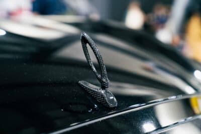 日産 Y51フーガ 後期:ボンネット上に装着されたドライカーボン製ボンネットマスコット。スポーティーなテイストを違和感なく落とし込んでいる