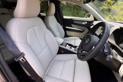 ボルボ XC40 B3:明るいカラーリングのレザーシート。北欧家具のような座り心地
