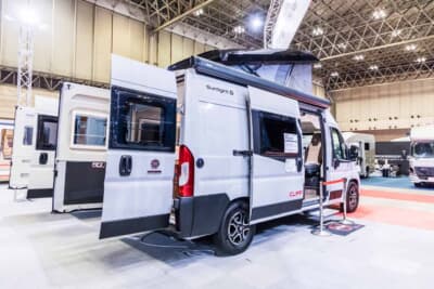 Cliff 600 RT Adventure Edition：リア側外観。ポップアップルーフを展開した状態で展示された