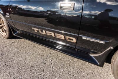 日産 S110 シルビア ハッチバック:サイドにはTURBOデカールとSILVIAエンブレム、そして200SXバッジが並ぶ。サイドステップはチバFRP製だ
