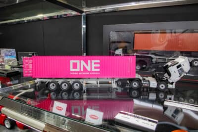 UD クオン ONEコンテナ(1/43スケール):内部に1/64ミニカーを収納できる遊び心ある仕様だ