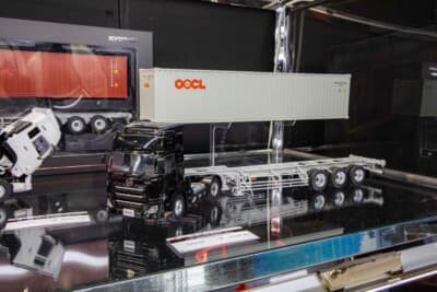 UD クオン OOCLコンテナ(1/43スケール):実在する世界的・大手海運会社のコンテナを完全再現
