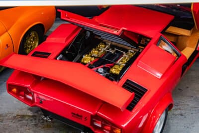 ランボルギーニ カウンタックLP500S(1/12スケール):リアカウルを開けば精密なV12エンジンが現れる