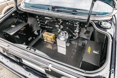 日産スカイラインGT（C210型）：カーボンで成形されたトランクルームには、MSD 7AL-2、燃料ポンプ、バッテリーを集約。「エンジンルームには何も置きたくない」というオーナーの考えを体現している