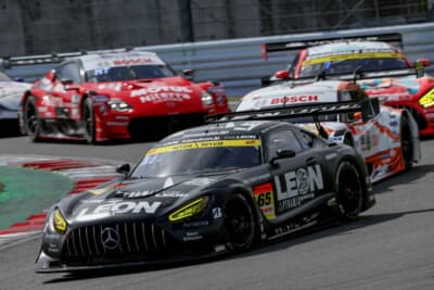 メルセデスAMG GT3 LEON：コーナーを鋭く立ち上がり、前を走るライバルを猛追する65号車の姿