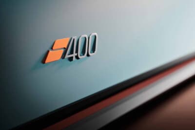 モーガン スーパースポーツ400：コーラルオレンジのアクセントと「S400」バッジ。細部の意匠がこのモデルの特別感を際立てる