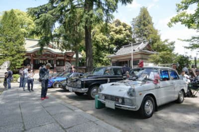 トヨタ パブリカ：ボンネットに同年代の昭和グッズを並べた凝った演出。見学者がこぞってシャッターを切る