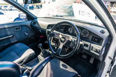 日産 ブルーバード SSS-R:当時モノのNISMOステアリングを装着したコックピット。簡素化された内装はSSS-Rならではの競技専用仕様だ