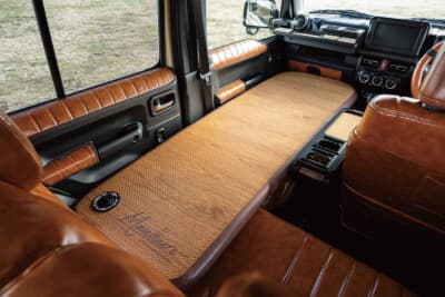 スズキ ジムニーノマド：助手席側をフルフラットにし、現在開発中のソロ用ベッドキットを設置した状態