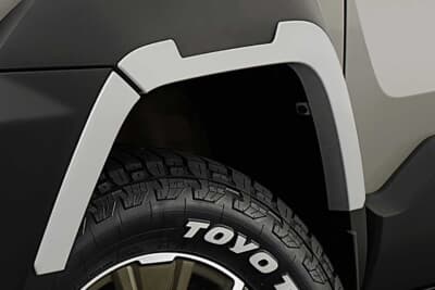 トヨタ ランドクルーザーFJ:オーバーフェンダーは上部に切り欠き的なデザインが設けられており、シャープなイメージに仕上がっている。これによりランドクルーザーFJが持つオフロード感もさらに強調される