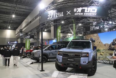TOYO TIRES OPEN COUNTRY:ダイナミックなブースで人気を集めた「#オプカン」ブース。今のトレンドも言うべき3台のデモカーと、3種類のタイヤをアピールしている