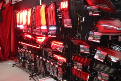 ヴァレンティ：ずらりと並ぶヴァレンティのアイテム群。テールランプの前に陣取り、製品をじっくりと眺めながら、購入を検討するユーザーが多かった 