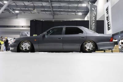 トヨタ セルシオ:真横からの姿。車高の低さがよく表現されている。エアロはレスで車高、ホイール、ボディカラーで魅せる潔い仕様となっている