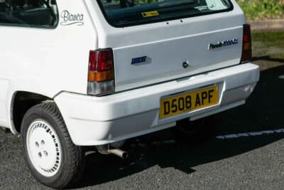 6525英ポンド（邦貨換算約139万円）で落札されたフィアット「パンダ 1000CL ビアンカ」（C）Iconic Auctioneers