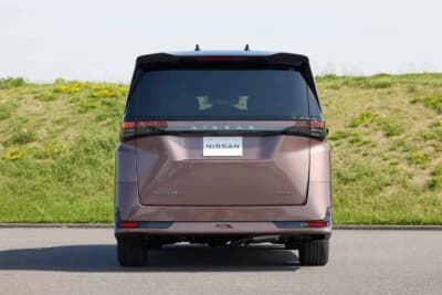 日産 エルグランド:端正なリアデザイン。テールランプの光り方も上品に仕上がる