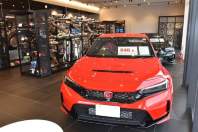 取材時は店内に2台の車両が展示されていた。理想のチューニングを施した状態で納車可能