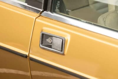 6525英ポンド(邦貨換算約139万円)で落札された「ロータス エクラ」(C)Iconicauctioneers