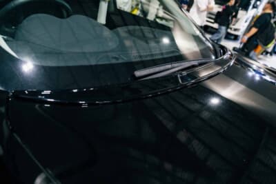 日産 Y51フーガ 後期:ボンネットスポイラーVS。正面から見たときのワイパーの露出を防ぐことができる