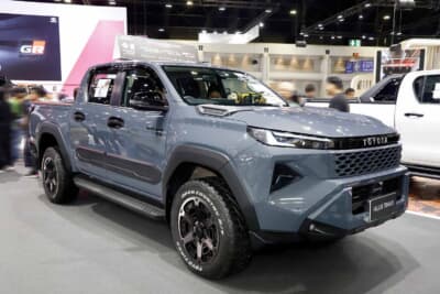 トヨタ新型ハイラックス:MGアーマーFF。リムのから一段落ちた外周部には大型のボルトが打ち込まれ、マッシブなイメージ。※ホイールマッチングはパソコン上のCGによる予想図
