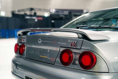 日産 GT-Rオーテックバージョン：クーペのテールランプとは違い、落ち着いた印象のリアビュー。ローマウントの基準車用の純正ウイングを装着