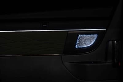 トヨタ アルファード:発光カラーは純正アンビエントライトと連動して変更が可能だ