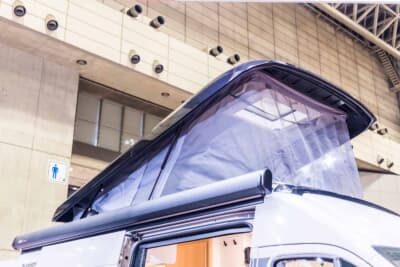 Cliff 600 RT Adventure Edition：ポップアップルーフの外観。ルーフ後端のヒンジを支点に前方へ持ち上がる構造で、周囲を幌生地で覆う