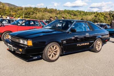日産 S110 シルビア ハッチバック:ヒロレーシングのフロントエアロとチバFRPのサイドステップを装着した全景