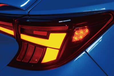 トヨタ カローラスポーツ:フル点灯の様子。すべて高輝度タイプのLEDを採用し視認性も抜群