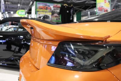 トヨタ GR86:リアウイングはダックテール型。後方に向かって大きく跳ね上げたデザインを採用し、スポーティなムードを高めている