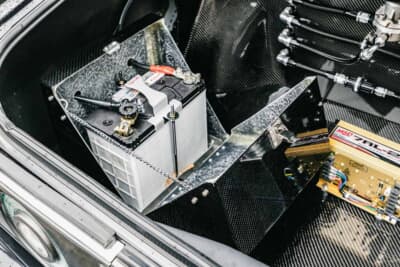 日産スカイラインGT（C210型）：丁寧に制作されたバッテリートレイとMSD 7AL-2のディテール。電装品もひとつひとつ丁寧に処理されている