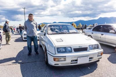 フォード シエラ RSコスワース：愛車の前に立つオーナーの手島さん。1993年から30年以上乗り続けている