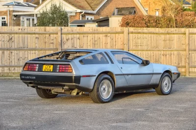 5万4000英ポンド(邦貨換算約1156万円)で落札されたデロリアン「DMC-12」(C)Iconicauctioneers