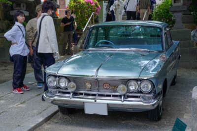 プリンス グロリアスーパー6：鎮守の森に佇む名車。その美しいデザインと重厚感が神社仏閣の雰囲気にマッチする